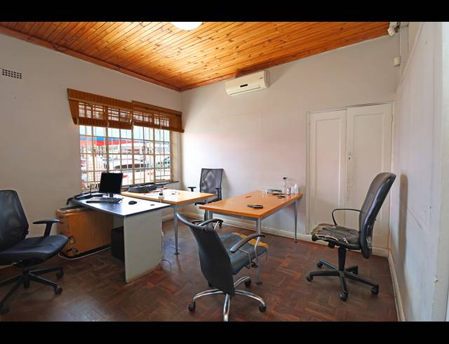 1,487M² BUSINESS FOR SALE IN BRAMLEY